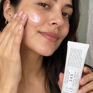 Mujer aplicando Dr. Althea 345 Relief Cream en el rostro con el tubo en la mano