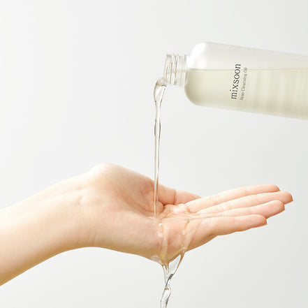 Aceite limpiador Mixsoon Bean Cleansing Oil textura ligera sobre piel